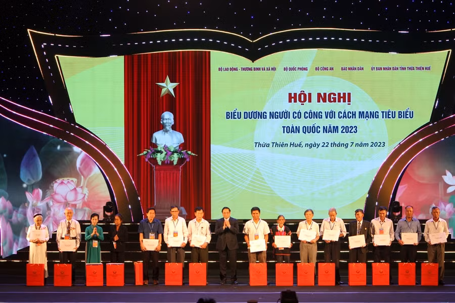 Thủ tướng tặng quà và trao kỷ vật chiến tranh cho các cán bộ đi B. (Ảnh: Đại Dương)