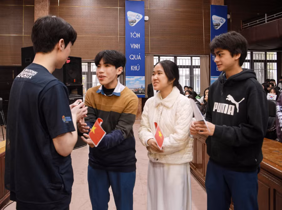 Học sinh Trường THPT Thuận Hóa, ĐH Sư phạm, ĐH Huế hào hứng với Đoàn thực tập của ĐH Hàn Quốc.