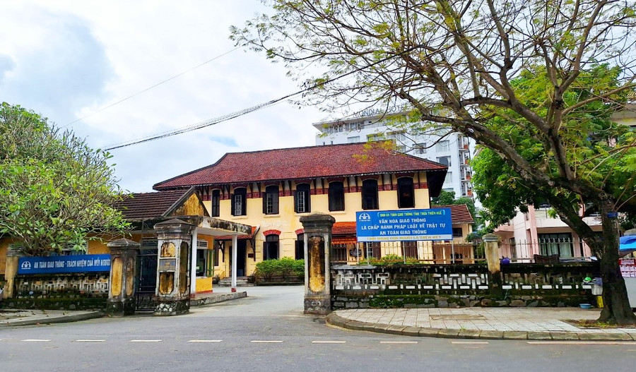Khu "đất vàng" số 8-10 đường Phan Bội Châu, TP Huế - trụ sở cũ của Sở Giao thông Vận tải tỉnh Thừa Thiên - Huế sẽ được đấu giá vào ngày 28/12 tới đây. (Ảnh: Đại Dương)
