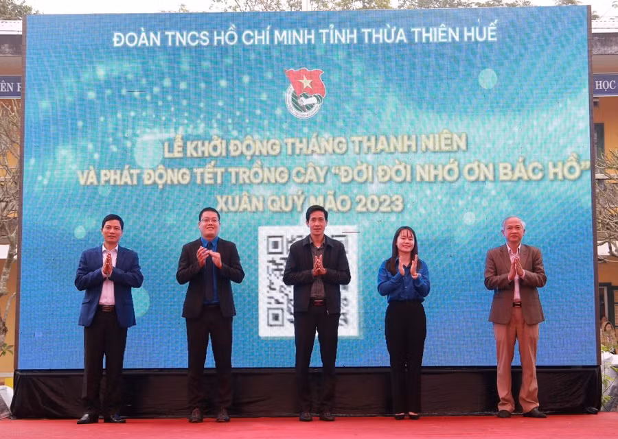 Các đại biểu làm nghi thức khởi động Tháng Thanh niên năm 2023.