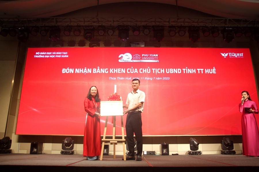 Lãnh đạo nhà Trường nhận Bằng khen của Chủ tịch UBND tỉnh Thừa Thiên Huế vì những đóng góp xuất sắc trong quá trình xây dựng và phát triển trong suốt 20 năm qua. (Ảnh: Đại Dương). Lãnh đạo nhà Trường nhận Bằng khen của Chủ tịch UBND tỉnh Thừa Thiên Huế vì những đóng góp xuất sắc trong quá trình xây dựng và phát triển trong suốt 20 năm qua. (Ảnh: Đại Dương).