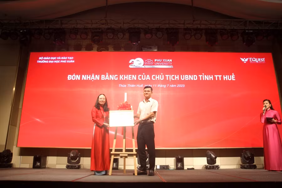 Lãnh đạo nhà Trường nhận Bằng khen của Chủ tịch UBND tỉnh Thừa Thiên Huế vì những đóng góp xuất sắc trong quá trình xây dựng và phát triển trong suốt 20 năm qua. (Ảnh: Đại Dương).