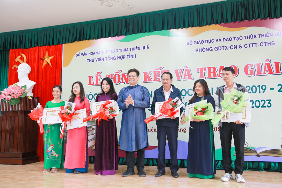 Đại diện Sở Văn hóa và Thể thao tỉnh Thừa Thiên - Huế tặng giấy khen cho các đơn vị có thành tích trong công tác tổ chức cuộc thi. Đại diện Sở Văn hóa và Thể thao tỉnh Thừa Thiên - Huế tặng giấy khen cho các đơn vị có thành tích trong công tác tổ chức cuộc thi.