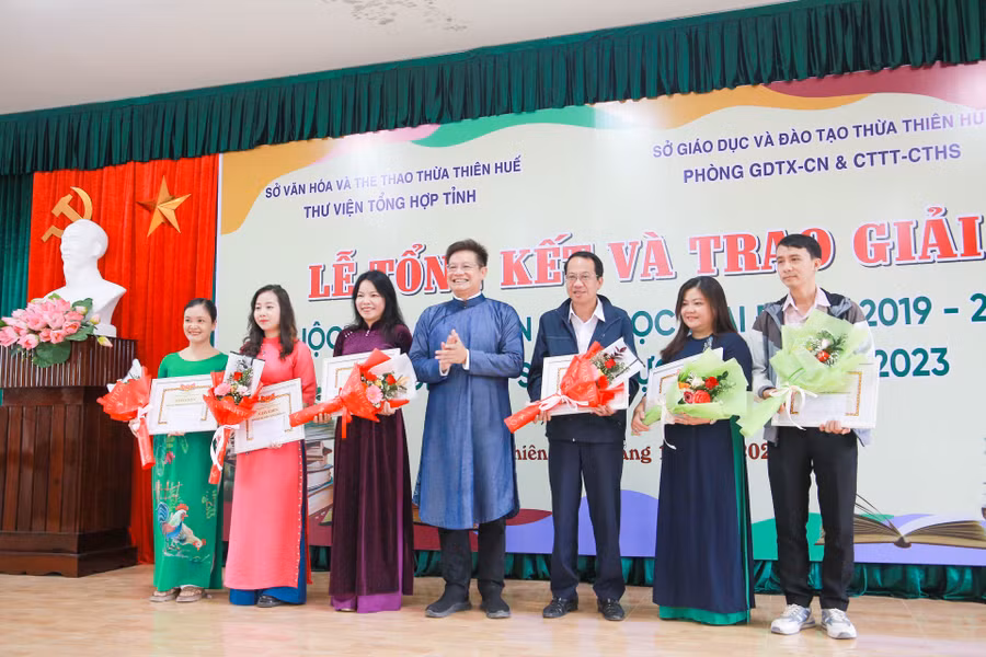 Đại diện Sở Văn hóa và Thể thao tỉnh Thừa Thiên - Huế tặng giấy khen cho các đơn vị có thành tích trong công tác tổ chức cuộc thi.