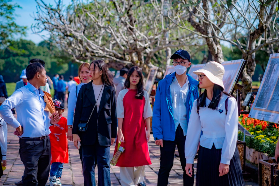 Các bạn trẻ du xuân và tham quan di tích Huế. Các bạn trẻ du xuân và tham quan di tích Huế.