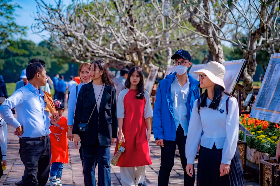 Các bạn trẻ du xuân và tham quan di tích Huế.