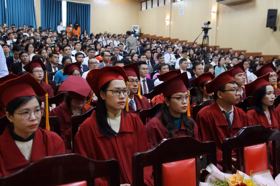 Có 625 học viên thuộc 24 chuyên ngành khác nhau được cấp bằng trong Lễ tốt nghiệp.