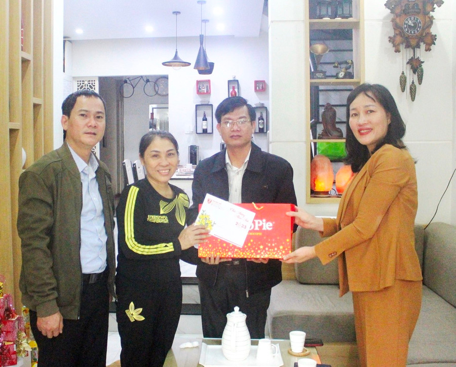 TS. Đỗ Thị Xuân Dung - Phó Giám đốc Đại học Huế (ngoài cùng bên phải) và PGS.TS. Nguyễn Duân - Chủ tịch Công đoàn ĐHH (thứ 2 từ phải sang) tặng quà hỗ trợ người lao động có hoàn cảnh khó khăn (Ảnh: Công đoàn Đại học Huế).