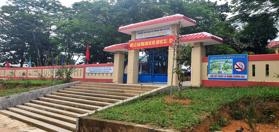 Nhưng thực tế trong hè 2023, UBND xã Hương Bình - chủ đầu tư dự án đã cho nhà thầu cải tạo, sửa chữa Trường này theo kiểu "cầm đèn chạy trước ô tô".