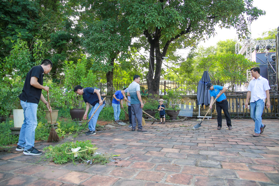 Chương trình nằm trong chuỗi hoạt động “90 phút sáng Chủ nhật xây dựng cơ quan, trường học Thừa Thiên - Huế Xanh – Sạch – Sáng – An toàn” năm học 2023-2024.