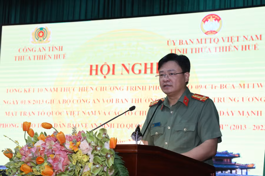 Đại tá Nguyễn Thanh Tuấn - Giám đốc Công an tỉnh Thừa Thiên - Huế biểu dương các cá nhân, tập thể tham gia phong trào toàn dân bảo vệ an ninh tổ quốc trong tình hình mới.