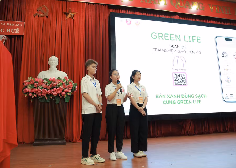 Nhóm dự án thuyết trình trước Ban giám khảo về ý tưởng của mình.