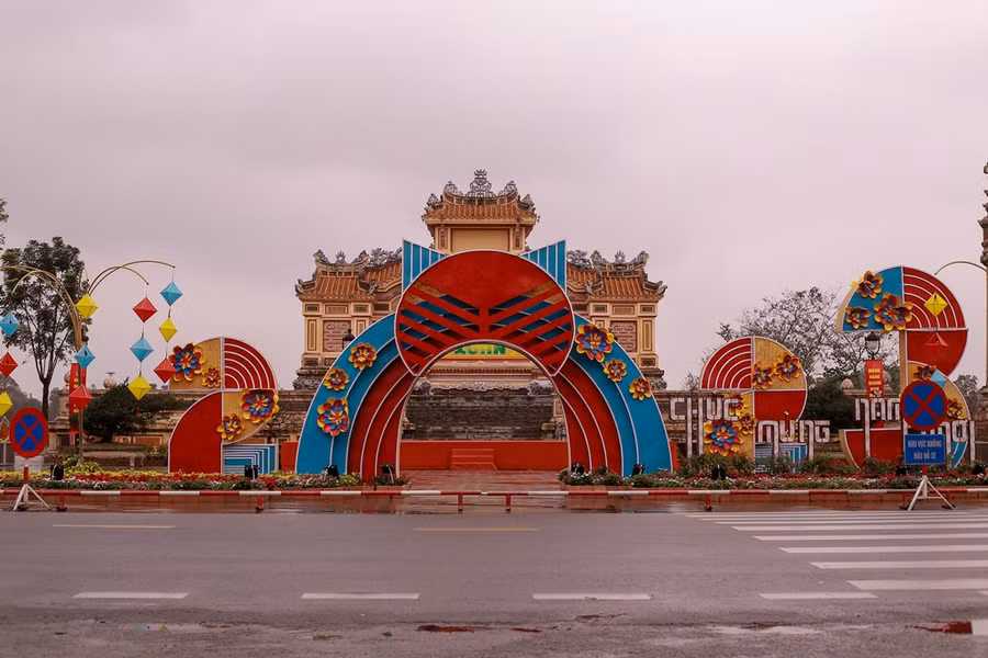 'Mèo Doraemon' cách điệu tại quảng trường Bia Quốc Học.