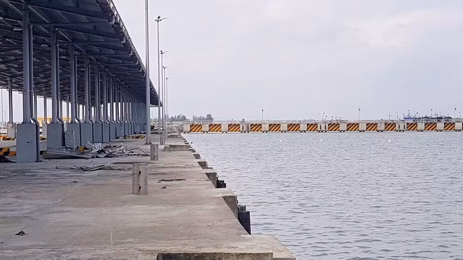 Dự án Cảng cá Thuận An kết hợp khu neo đậu tránh trú bão tại phường Thuận An, TP Huế với tổng vốn 220 tỷ đồng thuộc dự án “Xây dựng, nâng cấp cơ sở hạ tầng nghề cá tỉnh Thừa Thiên - Huế" bị chậm tiến độ. (Ảnh: Đại Dương).