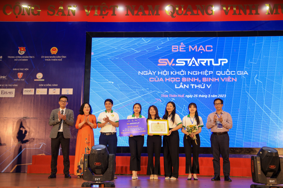 Thứ trưởng Ngô Thị Minh và PGS.TS Lê Anh Phương - Giám đốc Đại học Huế (ngoài cùng, bên phải) trao giải nhì cho dự án khối sinh viên các cơ sở đào tạo trong lĩnh vực: kinh doanh, tạo tác động xã hội.