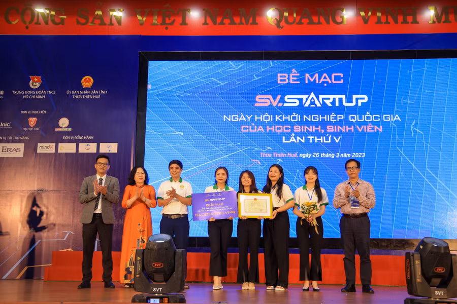 Thứ trưởng Ngô Thị Minh và PGS.TS Lê Anh Phương - Giám đốc Đại học Huế (ngoài cùng, bên phải) trao giải nhì cho dự án khối sinh viên các cơ sở đào tạo trong lĩnh vực: kinh doanh, tạo tác động xã hội.