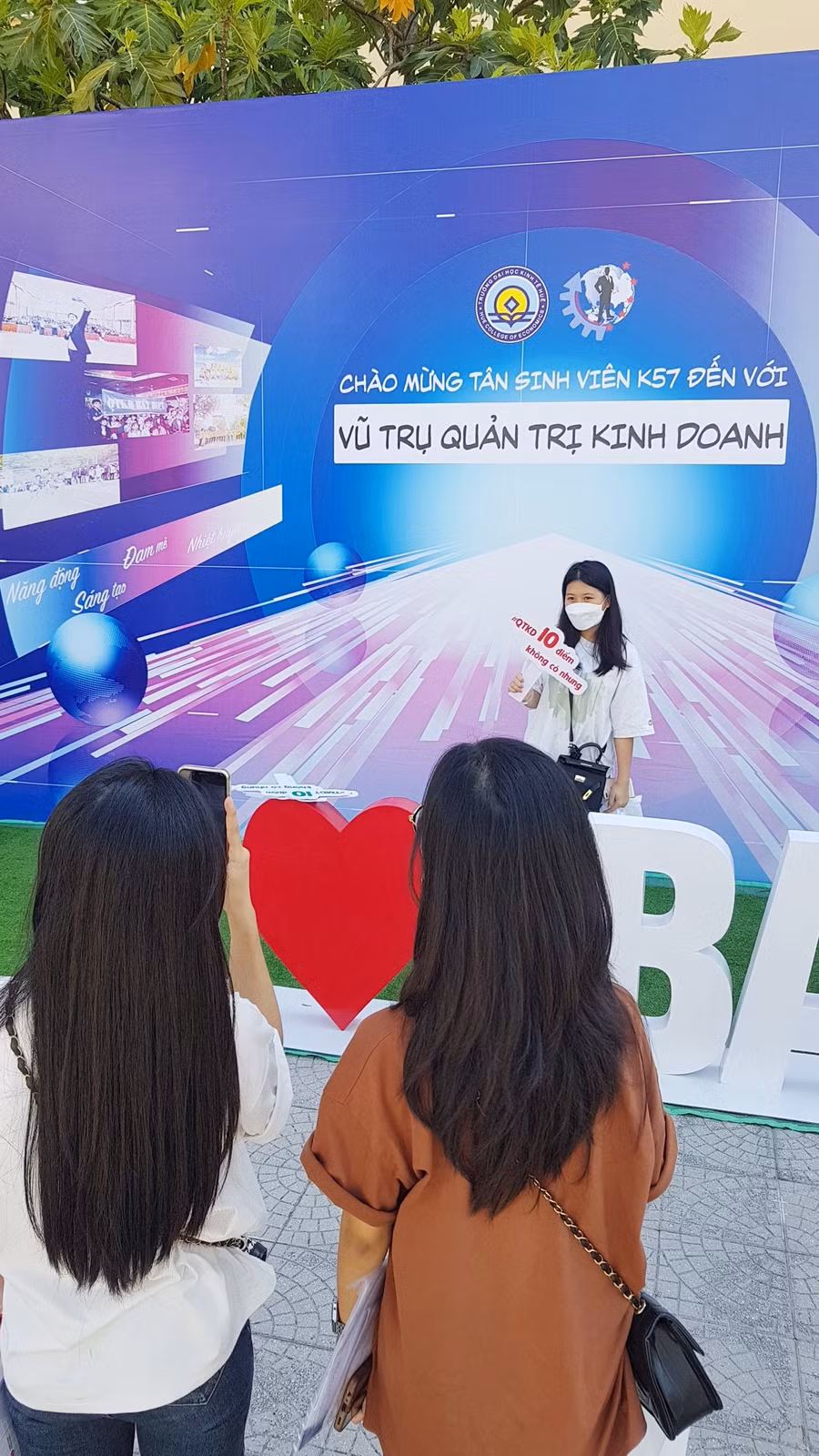 Các tân nữ SV K57 chụp ảnh check-in ở gian hàng khoa Quản trị Kinh doanh. Các tân nữ SV K57 chụp ảnh check-in ở gian hàng khoa Quản trị Kinh doanh.