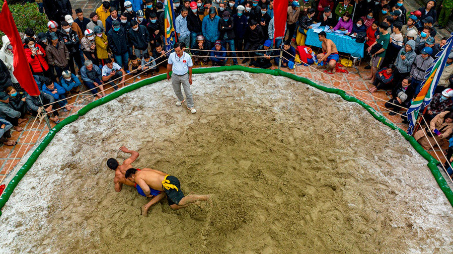 Khán giả xem chật ních và cổ vũ hào hứng. Khán giả xem chật ních và cổ vũ hào hứng.