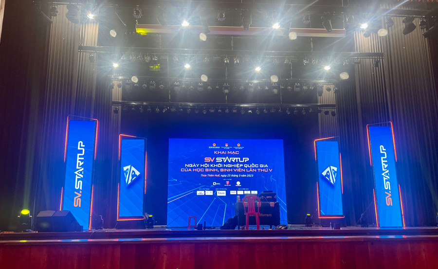 Sân khấu hiện đại và tiêu chuẩn.