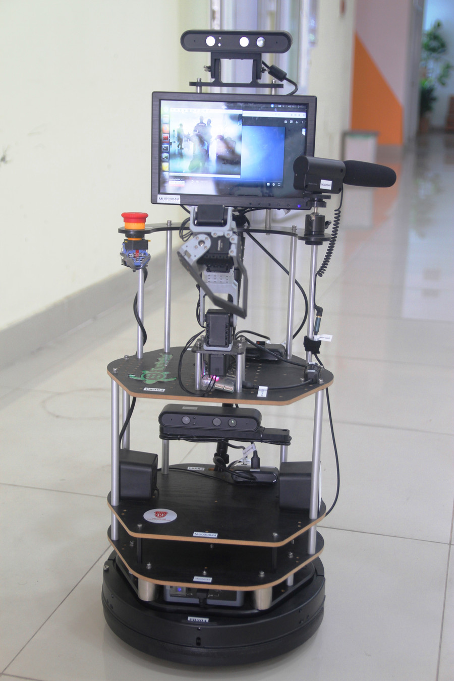 Một robot thông minh của Khoa Kỹ thuật và Công nghệ - Đại học Huế giới thiệu ở Ngày hội trí tuệ nhân tạo. Một robot thông minh của Khoa Kỹ thuật và Công nghệ - Đại học Huế giới thiệu ở Ngày hội trí tuệ nhân tạo.