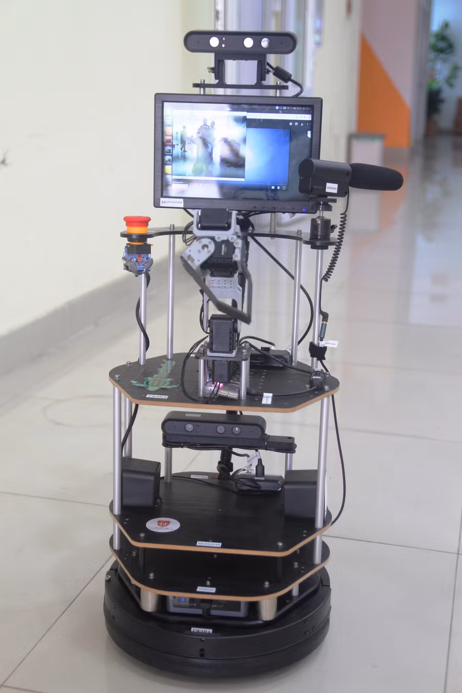 Một robot thông minh của Khoa Kỹ thuật và Công nghệ - Đại học Huế giới thiệu ở Ngày hội trí tuệ nhân tạo.