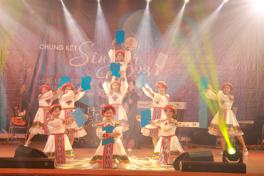 Tiết mục "Em là cô giáo vùng cao" do sinh viên Khoa Giáo dục chính trị biểu diễn. Tiết mục "Em là cô giáo vùng cao" do sinh viên Khoa Giáo dục chính trị biểu diễn.