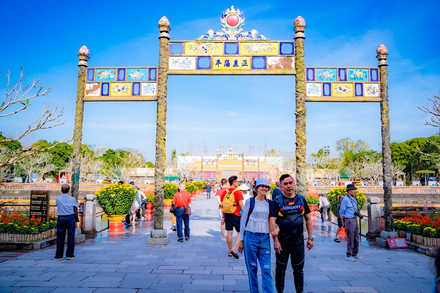 Niềm vui du xuân đầu năm mới. Niềm vui du xuân đầu năm mới.