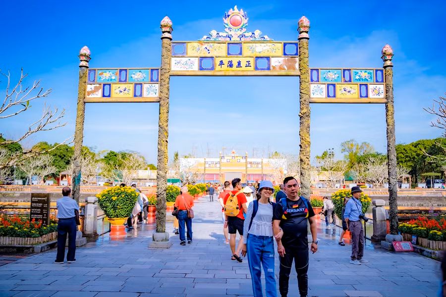 Niềm vui du xuân đầu năm mới.