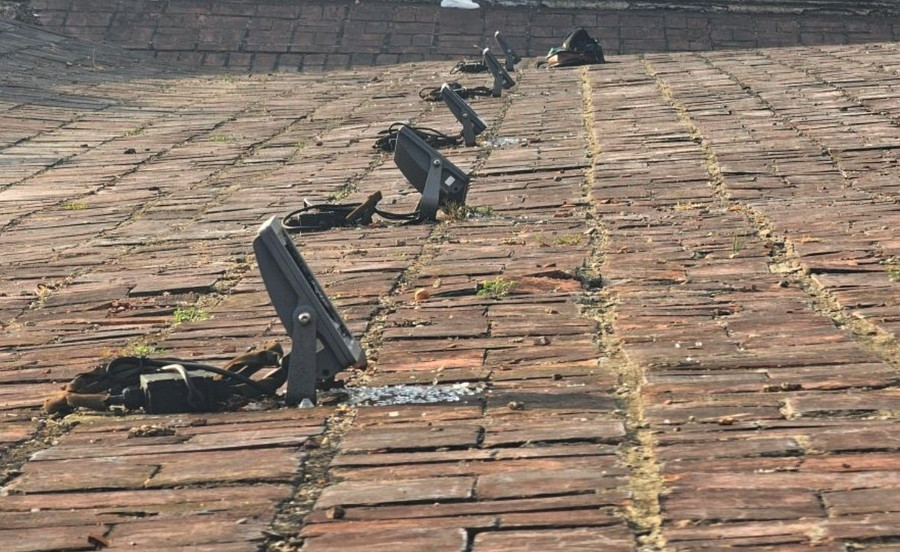 Ngoài bị vỡ mặt kính, nhiều bộ đèn có dấu hiệu bị bẻ cong, lệch hướng (Ảnh: H.D). Ngoài bị vỡ mặt kính, nhiều bộ đèn có dấu hiệu bị bẻ cong, lệch hướng (Ảnh: H.D).