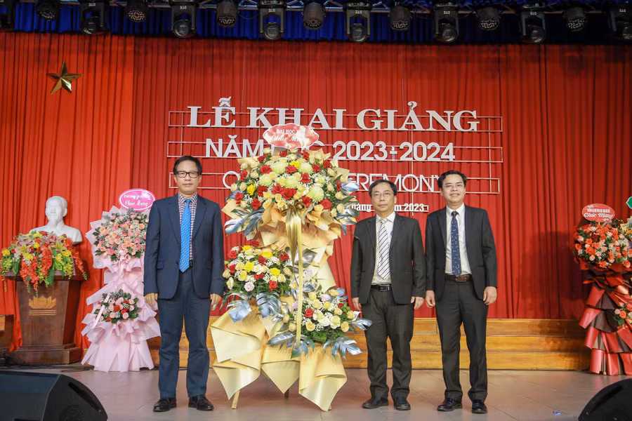 PGS.TS Lê Anh Phương - Giám đốc ĐH Huế tặng hoa chúc mừng Trường ĐH Sư phạm tại Lễ khai giảng.