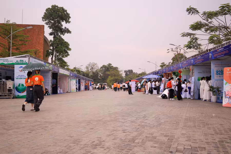 Hàng trăm gian hàng trưng bày đến từ các cơ sở giáo dục của cả nước tại Ngày hội.