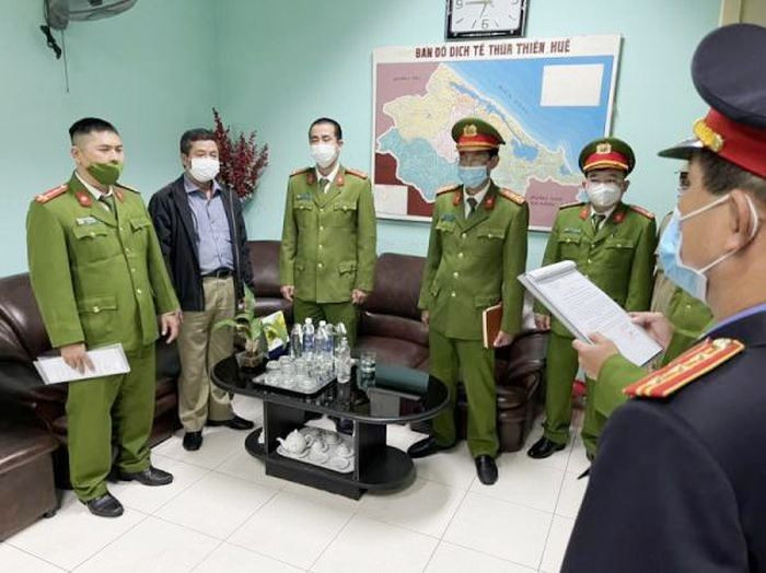 Ông Hoàng Văn Đức thời điểm bị công an đọc lệnh bắt tạm giam vào tháng 2/2022. (Ảnh: Công an tỉnh Thừa Thiên - Huế) Ông Hoàng Văn Đức thời điểm bị công an đọc lệnh bắt tạm giam vào tháng 2/2022. (Ảnh: Công an tỉnh Thừa Thiên - Huế)