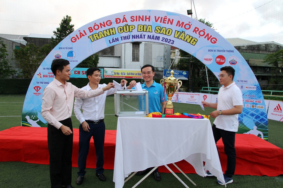 Nhiều mạnh thường quân ủng hộ trực tiếp kinh phí tại lễ khai mạc nhằm gây quỹ tặng vé xe về Tết 2024 cho sinh viên khó khăn. Nhiều mạnh thường quân ủng hộ trực tiếp kinh phí tại lễ khai mạc nhằm gây quỹ tặng vé xe về Tết 2024 cho sinh viên khó khăn.