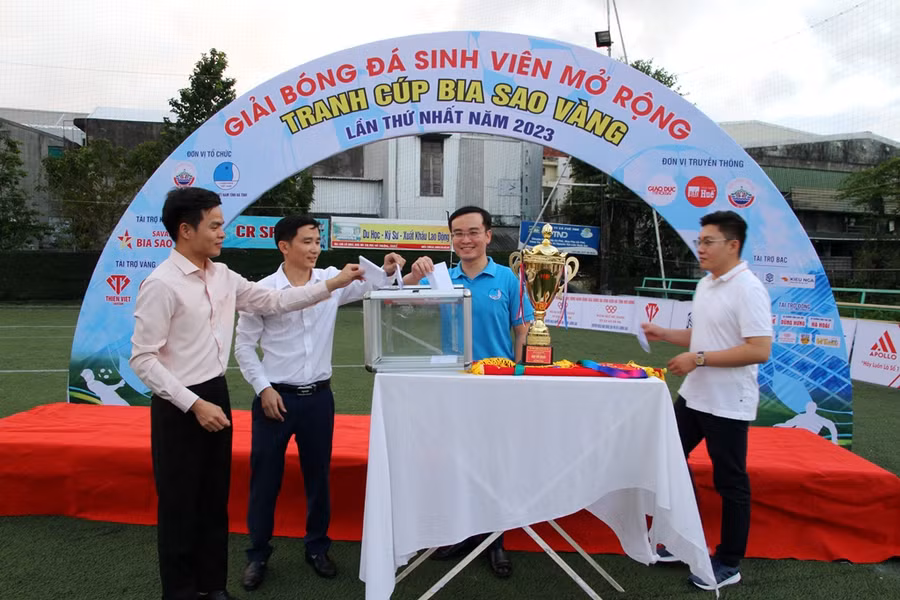 Nhiều mạnh thường quân ủng hộ trực tiếp kinh phí tại lễ khai mạc nhằm gây quỹ tặng vé xe về Tết 2024 cho sinh viên khó khăn.