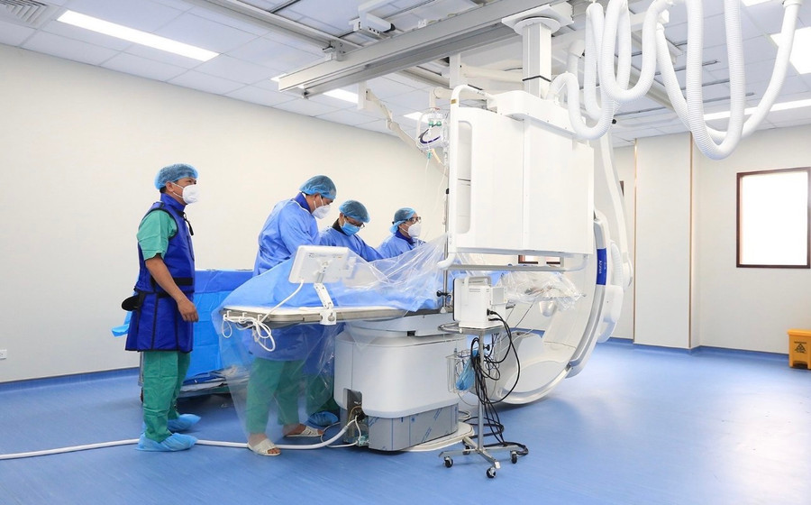 Ê kíp can thiệp tim mạch đã cấp cứu thành công, đặt stentraft động mạch chủ bụng, bít hoàn toàn túi phình lớn động mạch chủ bụng. Ê kíp can thiệp tim mạch đã cấp cứu thành công, đặt stentraft động mạch chủ bụng, bít hoàn toàn túi phình lớn động mạch chủ bụng.