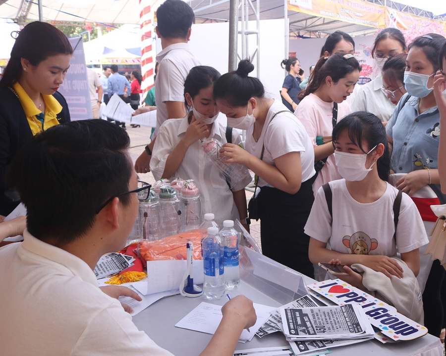Không khí phấn khởi tại Ngày hội việc làm. Không khí phấn khởi tại Ngày hội việc làm.