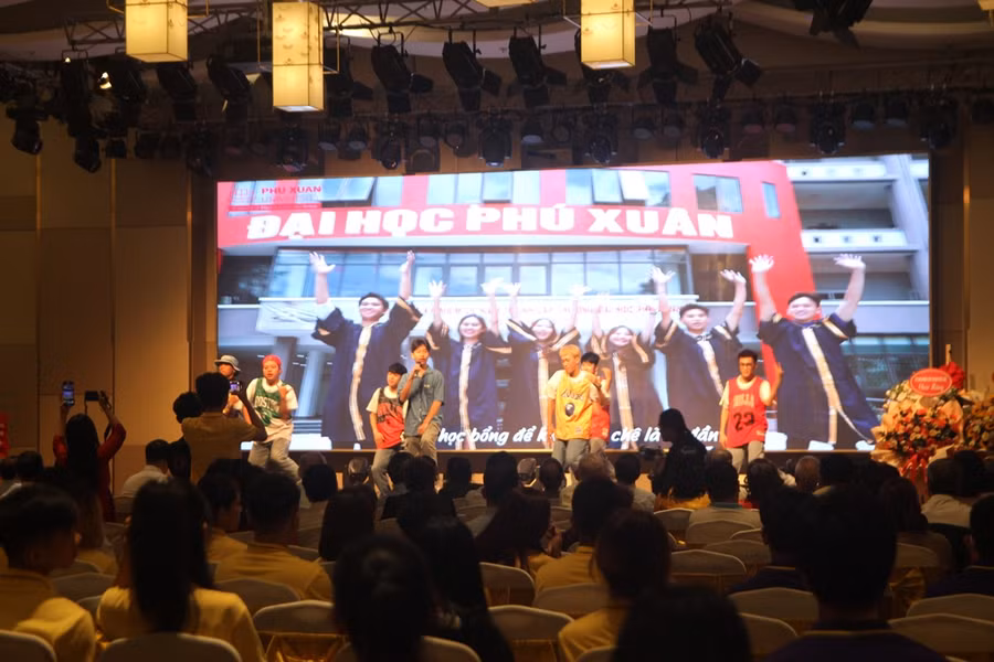 Sinh viên nhà trường biểu diễn văn nghệ mừng 20 năm ngày thành lập.