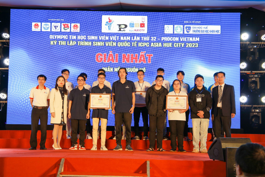 Trao giải Nhì (ảnh trái) và giải Nhất (ảnh phải) cho các đội thi của phần thi phần mềm nguồn mở. Trao giải Nhì (ảnh trái) và giải Nhất (ảnh phải) cho các đội thi của phần thi phần mềm nguồn mở.