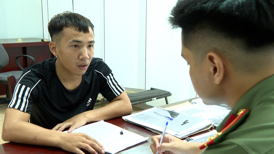 Công an lấy lời khai của Trương Thị Thùy Trinh (trái) và Trần Việt Thành (phải). Công an lấy lời khai của Trương Thị Thùy Trinh (trái) và Trần Việt Thành (phải).