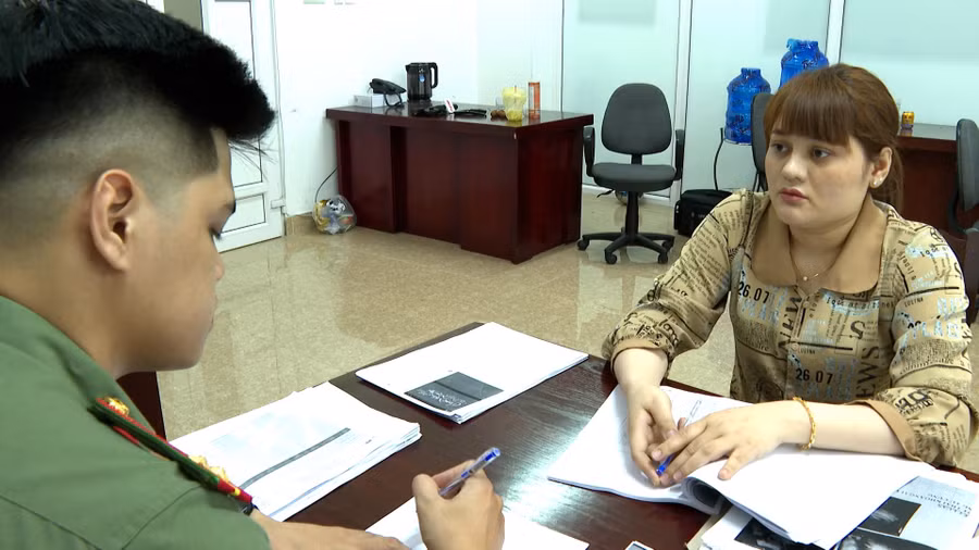 Công an lấy lời khai của Trương Thị Thùy Trinh (trái) và Trần Việt Thành (phải).