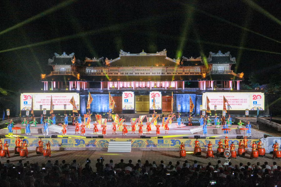 Tiết mục Múa trống hội mở đầu chương trình.