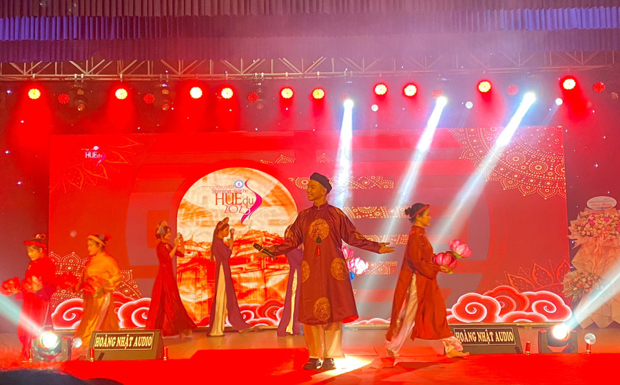 Trang phục áo dài dân tộc biểu diễn. Trang phục áo dài dân tộc biểu diễn.