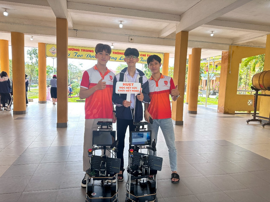 Nhiều trải nghiệm về lập trình, điều khiển rô bốt được các học sinh đón nhận và thích thú. (Ảnh: Hoàng Hải). Nhiều trải nghiệm về lập trình, điều khiển rô bốt được các học sinh đón nhận và thích thú. (Ảnh: Hoàng Hải).