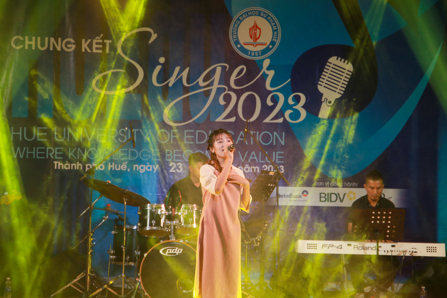 Ngọt ngào với ca khúc "Về quê" do sinh viên Nguyễn Thị Ngọc Ánh (Khoa Giáo dục mầm non) trình bày. Ngọt ngào với ca khúc "Về quê" do sinh viên Nguyễn Thị Ngọc Ánh (Khoa Giáo dục mầm non) trình bày.