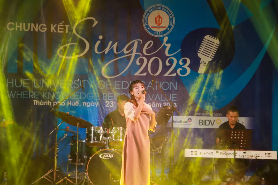 Ngọt ngào với ca khúc "Về quê" do sinh viên Nguyễn Thị Ngọc Ánh (Khoa Giáo dục mầm non) trình bày.