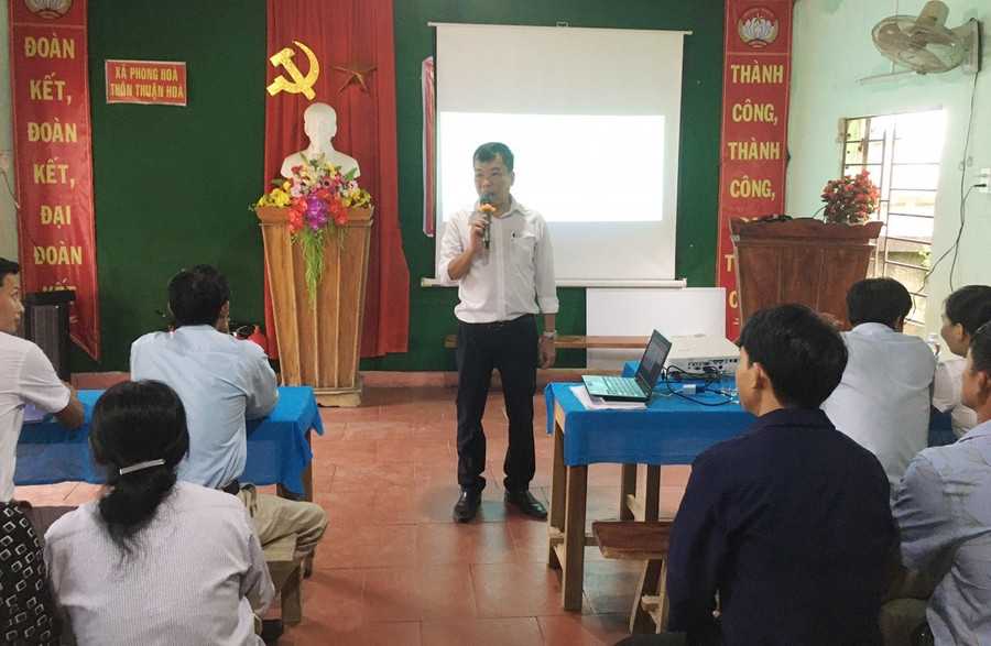 Giáo viên giảng dạy xóa mù chữ là những người rất tâm huyết với nghề, không ngại khó.