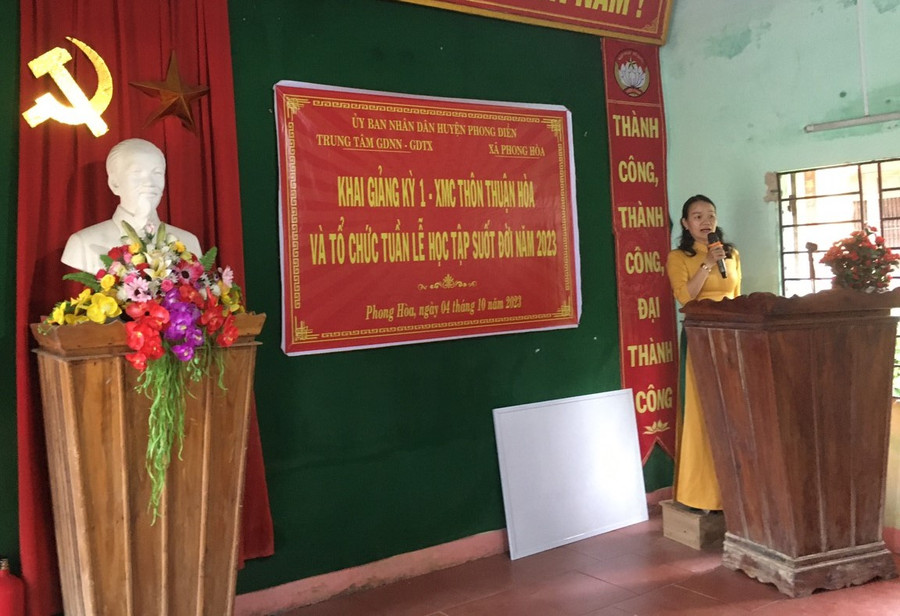 Một lớp xóa mù chữ kết hợp "Tuần lễ học tập suốt đời" khai giảng ở xã Phong Hòa, huyện Phong Điền.