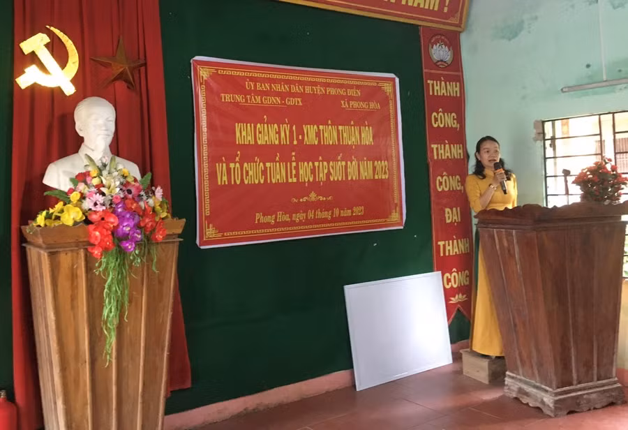 Một lớp xóa mù chữ kết hợp "Tuần lễ học tập suốt đời" khai giảng ở xã Phong Hòa, huyện Phong Điền.