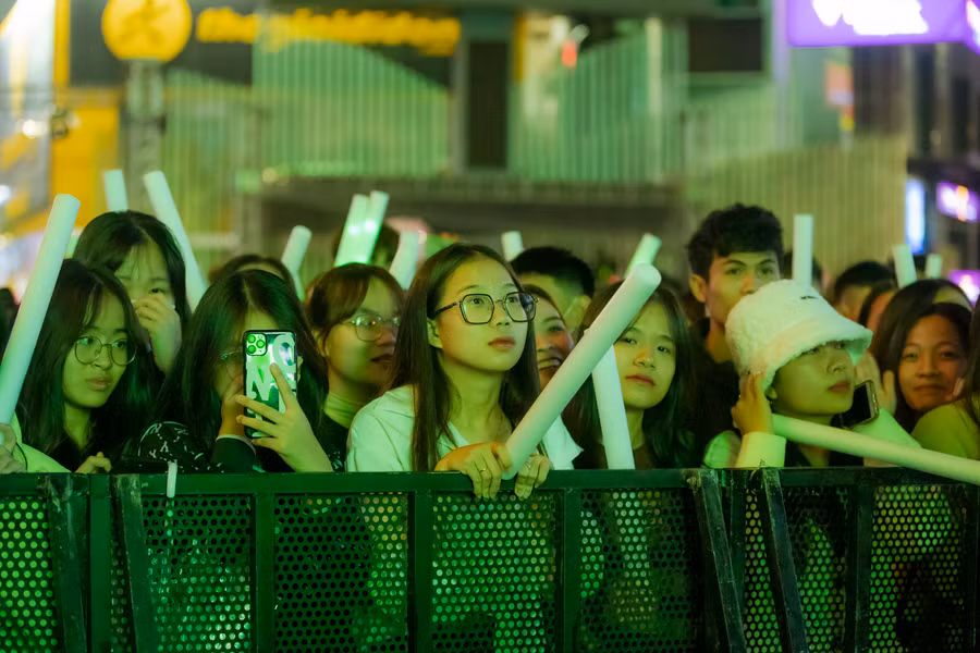 Nhiều bạn trẻ có mặt từ sớm để tìm chỗ thích hợp xem Countdown - Chào năm mới 2023. Nhiều bạn trẻ có mặt từ sớm để tìm chỗ thích hợp xem Countdown - Chào năm mới 2023.