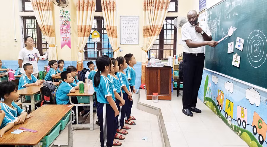 Một giờ dạy tiếng Anh giao tiếp có người nước ngoài dạy ở trường tiểu học TP Huế, tỉnh Thừa Thiên - Huế. (Ảnh: H.T)